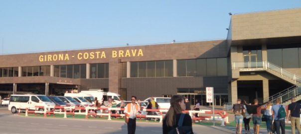 Bild des Flughafens Girona (Spanien) vom Rollfeld aus
